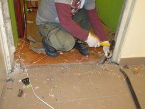 Montáž dveří začíná demontáží předchozích dveří.