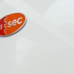 hisec-ajto-feher-felulet-logoval