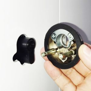 a-kulso-page-a-furasvedett-cover